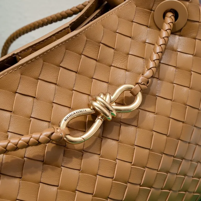 The 2023 new Andiamo batch of 2260 BV has been shipped‼ ️Really popular🔥The new Andiamo woven handbag launched by Bottega Veneta this season is really popular all over the world! ! Celebrities at home and abroad have worn it, and Oscar-winning actress Michelle Yeoh has taken it out on the street. Song Jia, Trai Yara, Yu Feihong, Sanji Ayaka, Rosie Hunting-Whiteley, Yoshioka Riho, etc. have all picked up this bag. It is classic and versatile, showing off its temperament, and the bag capacity is also large, which is very convenient for daily commuting! ! A variety of carrying methods, the shoulder straps can be adjusted by yourself, the original lambskin feels soft and delicate, and the unisex style breaks gender boundaries and brings a more practical and longer-lasting use experience. Andiamo, which has both elegant and casual styles, perfectly interprets the true appearance of "fashionable old money style". Style number: 8463 Size: 32*24*12